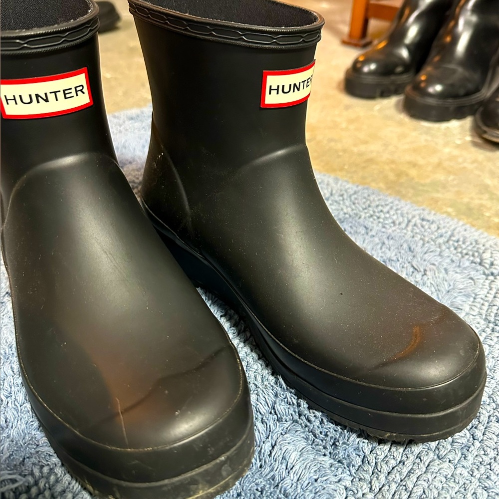 Flat rain booties almost new